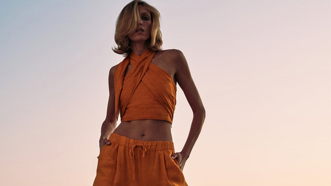 El conjunto naranja de Zara, el flechazo del verano para presumir de moreno.