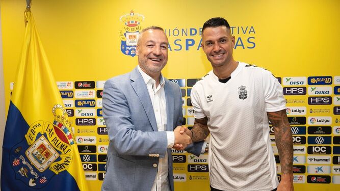 Vitolo, muy sonriente, en su presentación como nuevo jugador de Las Palmas.