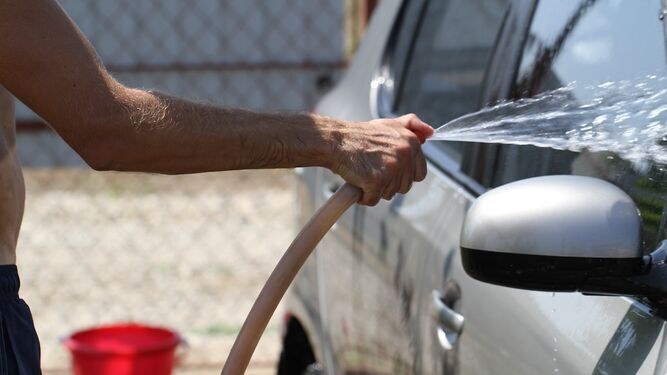 Persona lavando el coche