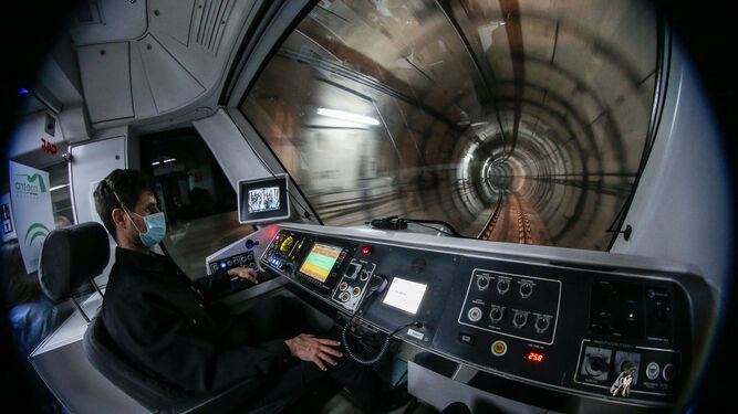 Uno de los túneles del Metro de Sevilla visto desde la cabina de un tren.