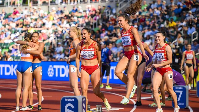 Las atletas españolas del relevo 4x100 m tras su carrera en las eliminatorias del Campeonato Mundial de Atletismo.