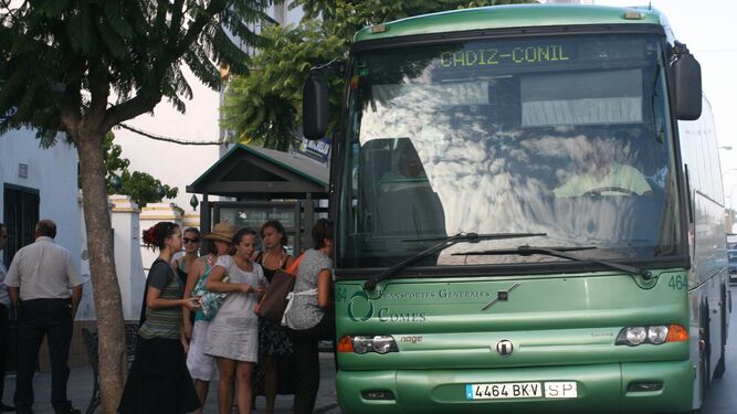 Un autobús prestando un servicio interurbano en la provincia de Cádiz.