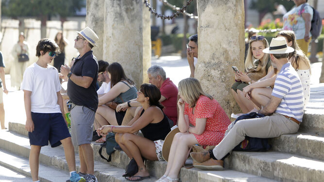 Un grupo de turistas en el centro de Sevilla.