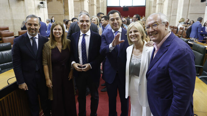 Juanma Moreno, junto a los senadores del PP: Juan Bravo, Teresa Ruiz-Sillero, Elías Bendodo, María José García-Pelayo y Javier Arenas