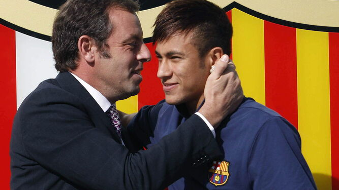 Sandro Rosell y Neymar durante la presentación del jugador como futbolista del Barcelona en 2013
