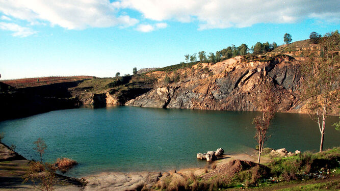 Un lago en Villanueva del Río y Minas.