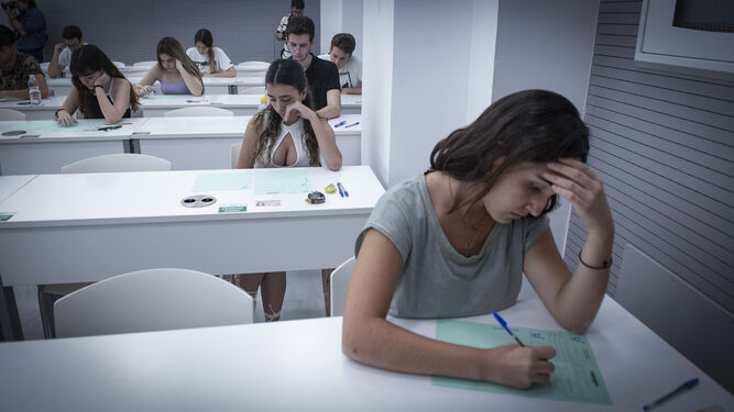 Estudiantes durante un examen de Selectividad en la Universidad de Sevilla.