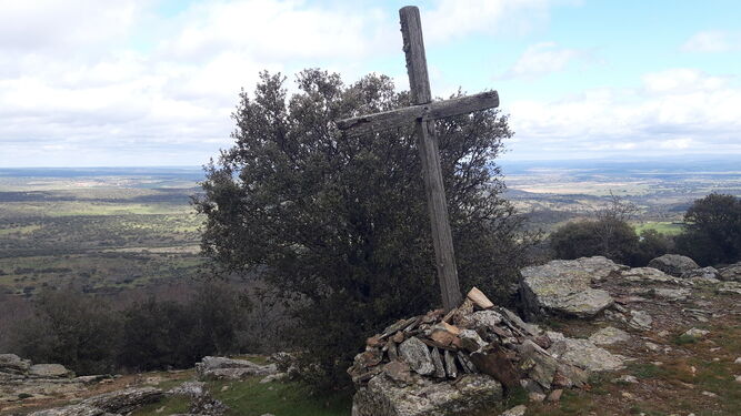 El punto más alto del Pico de la Dueña está marcado con una cruz de madera.