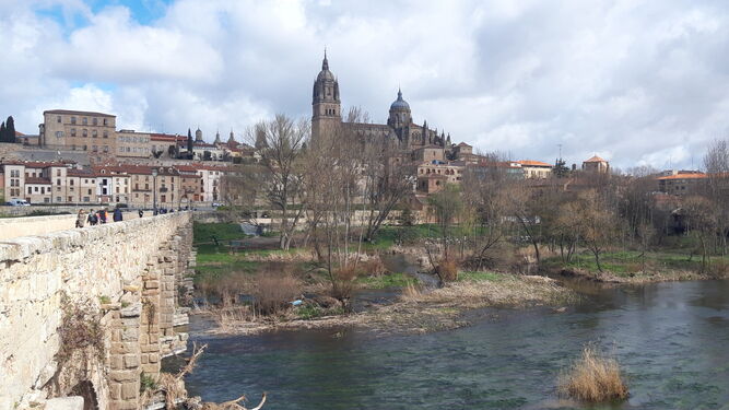 La Vía de la Plata llega a Salamanca atravesando su Puente Romano sobre el Río Tormes.