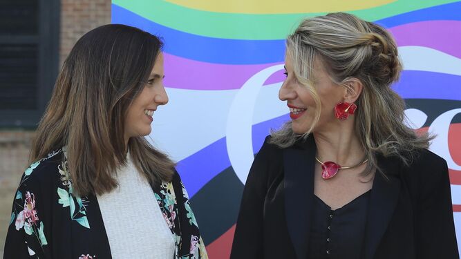 La ministra de Derechos Sociales y Agenda 2030, Ione Belarra, junto a la vicepresidenta segunda y ministra de Trabajo y Economía Social, Yolanda Díaz