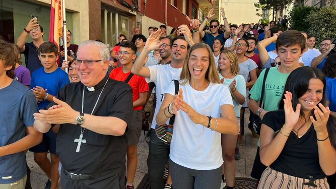 El arzobispo Saiz Meneses junto a los jóvenes peregrinos de Sevilla