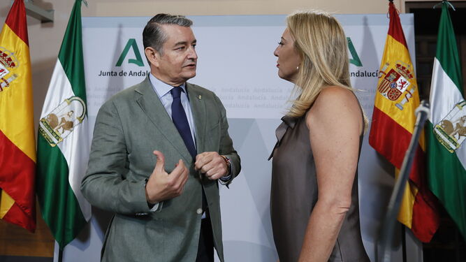 Antonio Sanz y Carolina España, consejero de Presidencia y de Economía, este martes tras el Consejo de Gobierno.