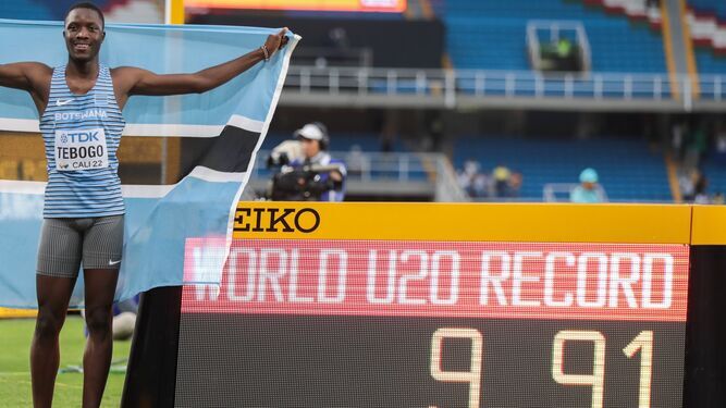 Letsile Tebogo, con su rércord de los 100 metros.