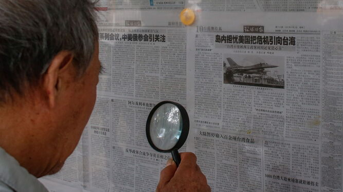 Un ciudadano chino se informa sobre las noticias sobre Taiwan.