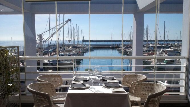 Restaurante Catamarán, con vistas al Puerto de Almería