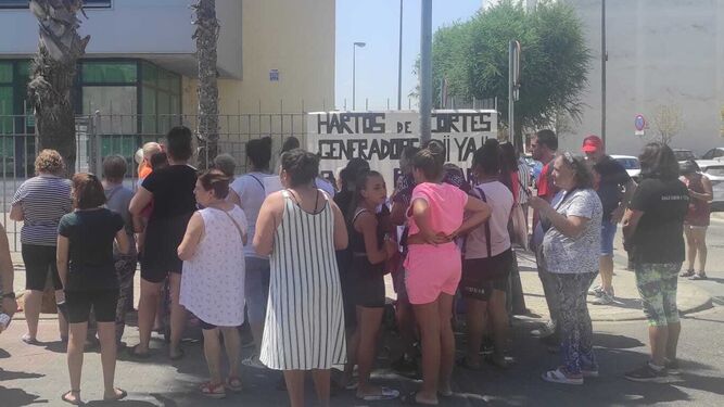 El momento en el que un grupo de vecinos entraron en el centro cívico de Torreblanca para protestar contra los cortes de luz.