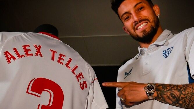 Alex Telles posa para los medios del Sevilla con su nueva camiseta.