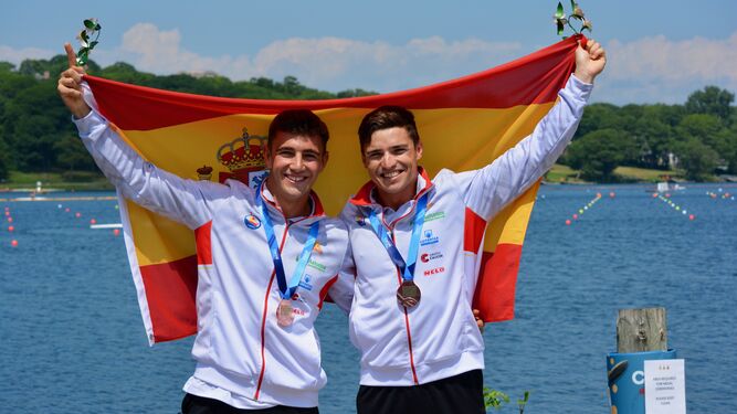 Tano García de la Borbolla y Pablo Martínez, con la medalla de oro y la bandera de España.