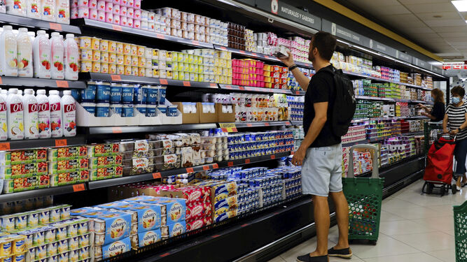 Un hombre hace la compra en un supermercado.