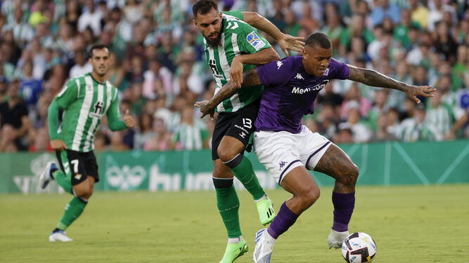 Borja Iglesias pugna por elbalón con un degfensa de la Fiorentina.