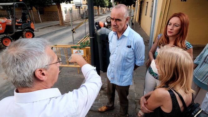 El alcalde, Antonio Muñoz, visita la calle Avellana.