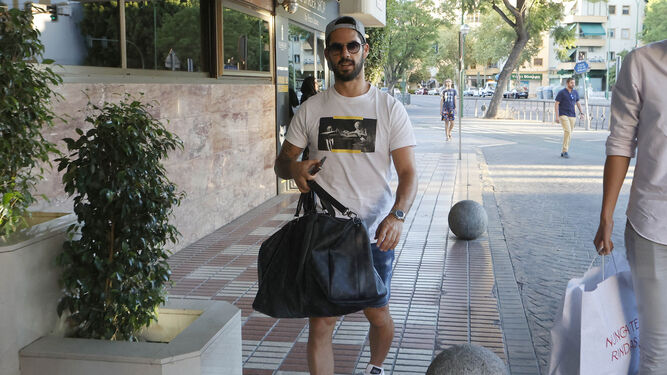 Isco llega en la tarde del domingo al hotel de Sevilla donde se encuentra alojado.
