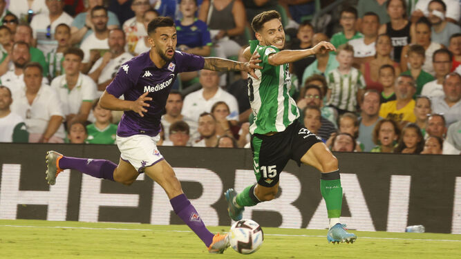 Álex Moreno se escapa de su marcador por velocidad en el encuentro frente a la Fiorentina en el Benito Villamarín el pasado sábado.