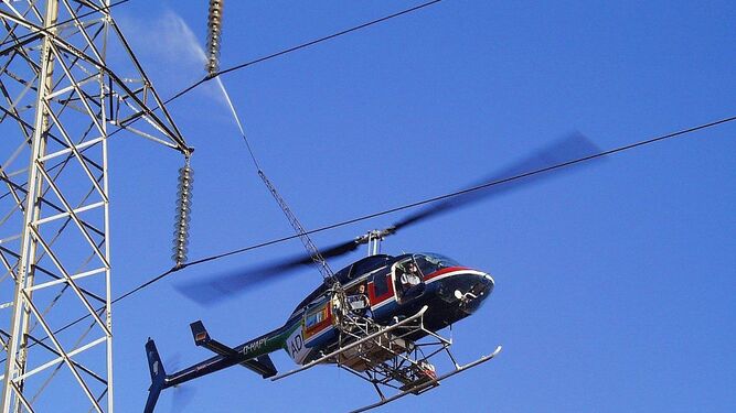 Endesa utiliza helicópteros, drones y cámaras térmicas para revisar sus redes en Sevilla