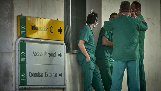 Personal sanitario a las puertas de un hospital.