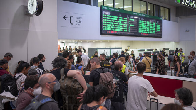 Cientos de pasajeros esperan una solución en la estación de Barcelona-Sants