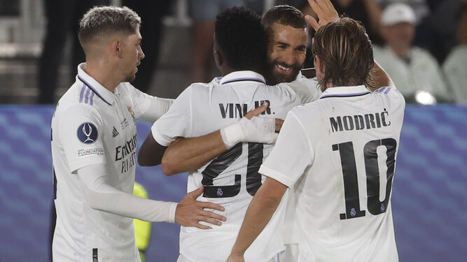Los jugadores del Madrid celebran un gol de Benzema.