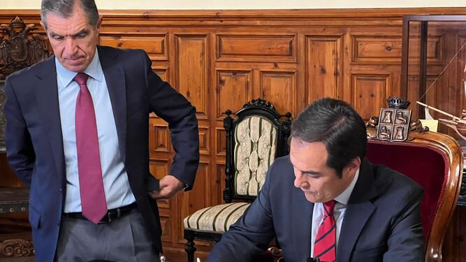 El consejero de Justicia, José Antonio Nieto, con el presidente del TSJA, Lorenzo del Río.