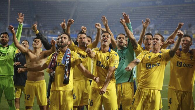 Los futbolistas del Cádiz celebran la permanencia en la pasada temporada.