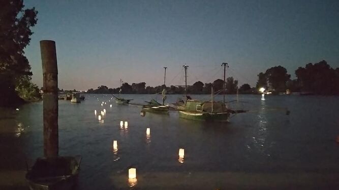 En esta celebración, farolillos iluminados inundan las aguas corianas dejándonos una estampa de película