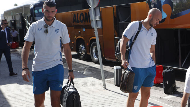 Rafa Mir y Dmitrovic se dirigen al aeropuerto de San Pablo, ayer viernes.