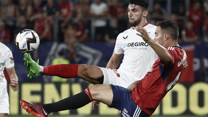 El delantero del Sevilla Rafa Mir pugna por el balón con Rubén Peña en un lance del encuentro ante el Osasuna.