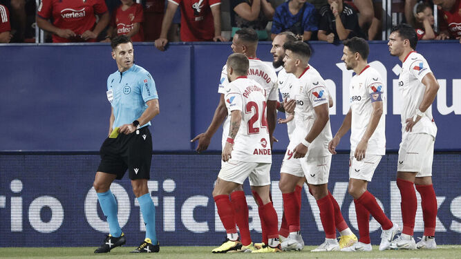 Los jugadores del Sevilla protestan a Del Cerro su decisión en el penalti del Papu.