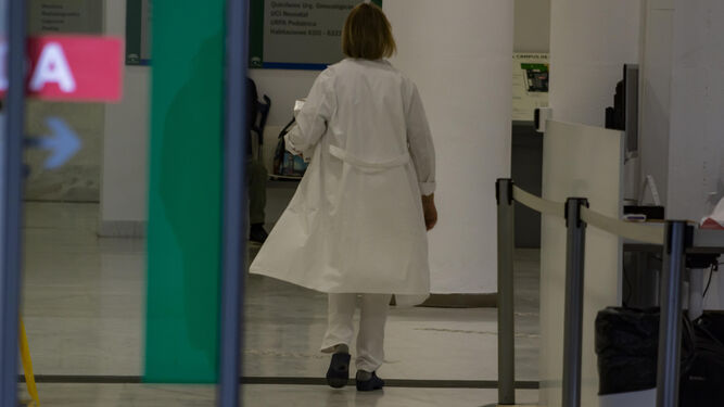 Una doctora camina por un centro sanitario, en una imagen de archivo.