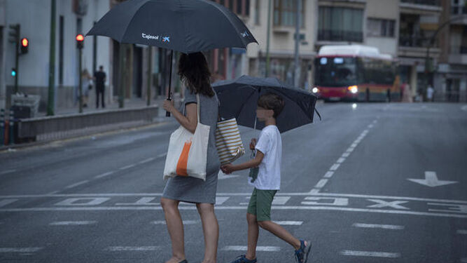 La lluvia irrumpe en Sevilla en pleno puente de agosto