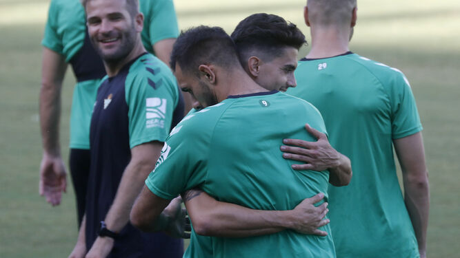 Marc Bartra y Borja Iglesias se abrazan.