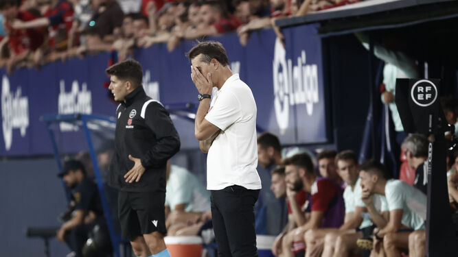 Julen Lopetegui se lamenta durante el Osasuna-Sevilla.