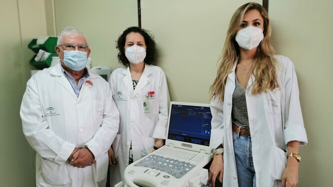 El jefe del servicio de Dermatología, Jerónimo Escudero, junto a las dermatólogas Mª Luisa Martínez y Ángela Navarro Gilabert, coordinadora del estudio.