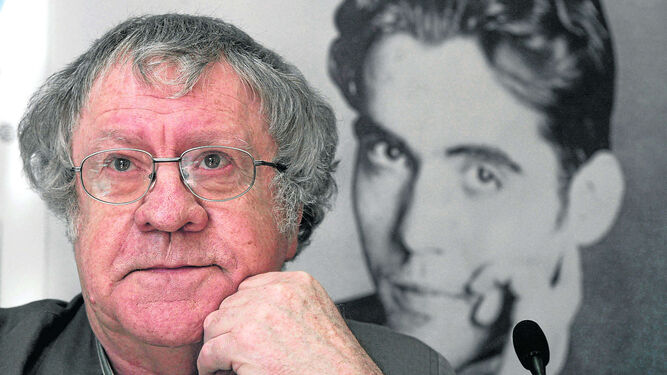 Ian Gibson, uno de los biógrafos de Lorca, con una foto del poeta y dramaturgo.