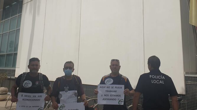 CSIF protesta ante la Jefatura de Policía Local después de ocho meses sin aire acondicionado