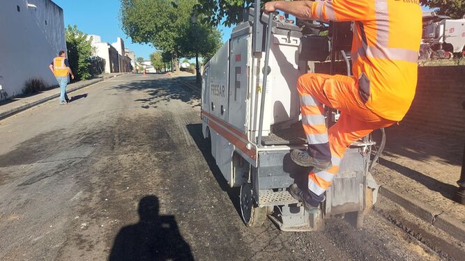 Comienzan las obras de asfaltado en la barriada del Rosario de Mairena del Aljarafe.