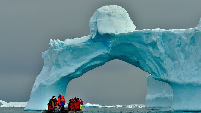 Personas navegando en barca por La Antártida