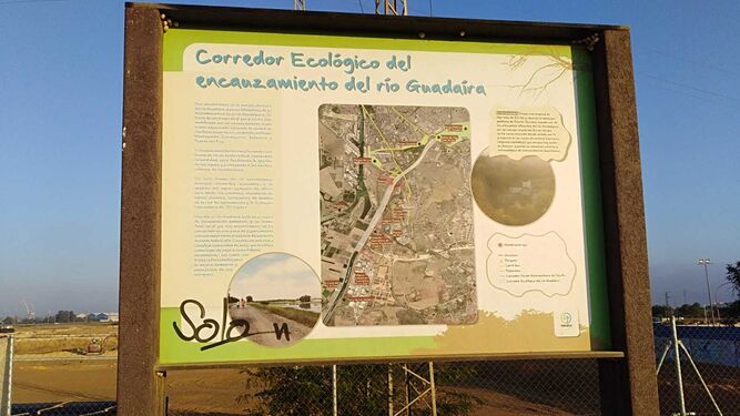Un cartel explica cómo se creó el corredor ecológico del Guadaira donde está el parque de Palmas Altas..