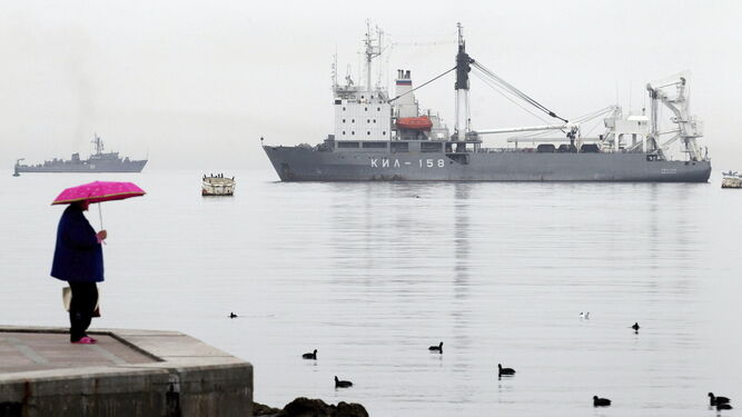 Un barco ruso en el puerto de Sebastopol, donde se ha derribado el dron que iba a atacar el Estado Mayor  de la flota rusa.