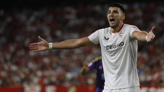 Rafa Mir se queja de una acción en un partido del Sevilla.