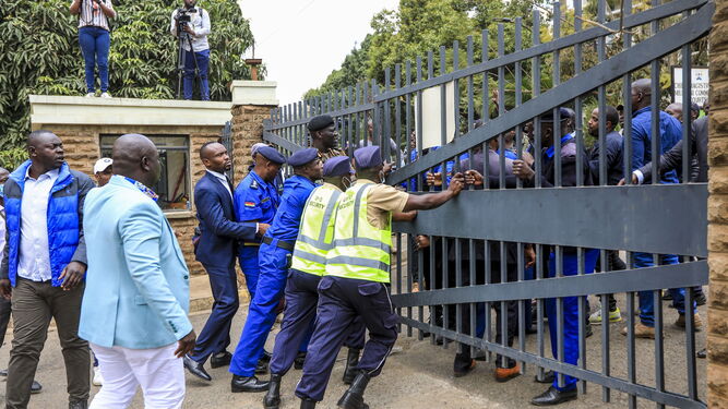 Policías y agentes de seguridad intentan contener a los seguidores del líder opositor en la Corte de Justicia de Nairobi.